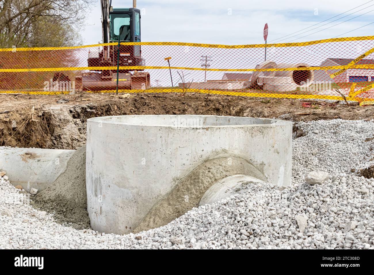 Baustelle für Kanalentwässerung. Infrastrukturverbesserung, Reparatur und Sicherheitskonzept. Stockfoto