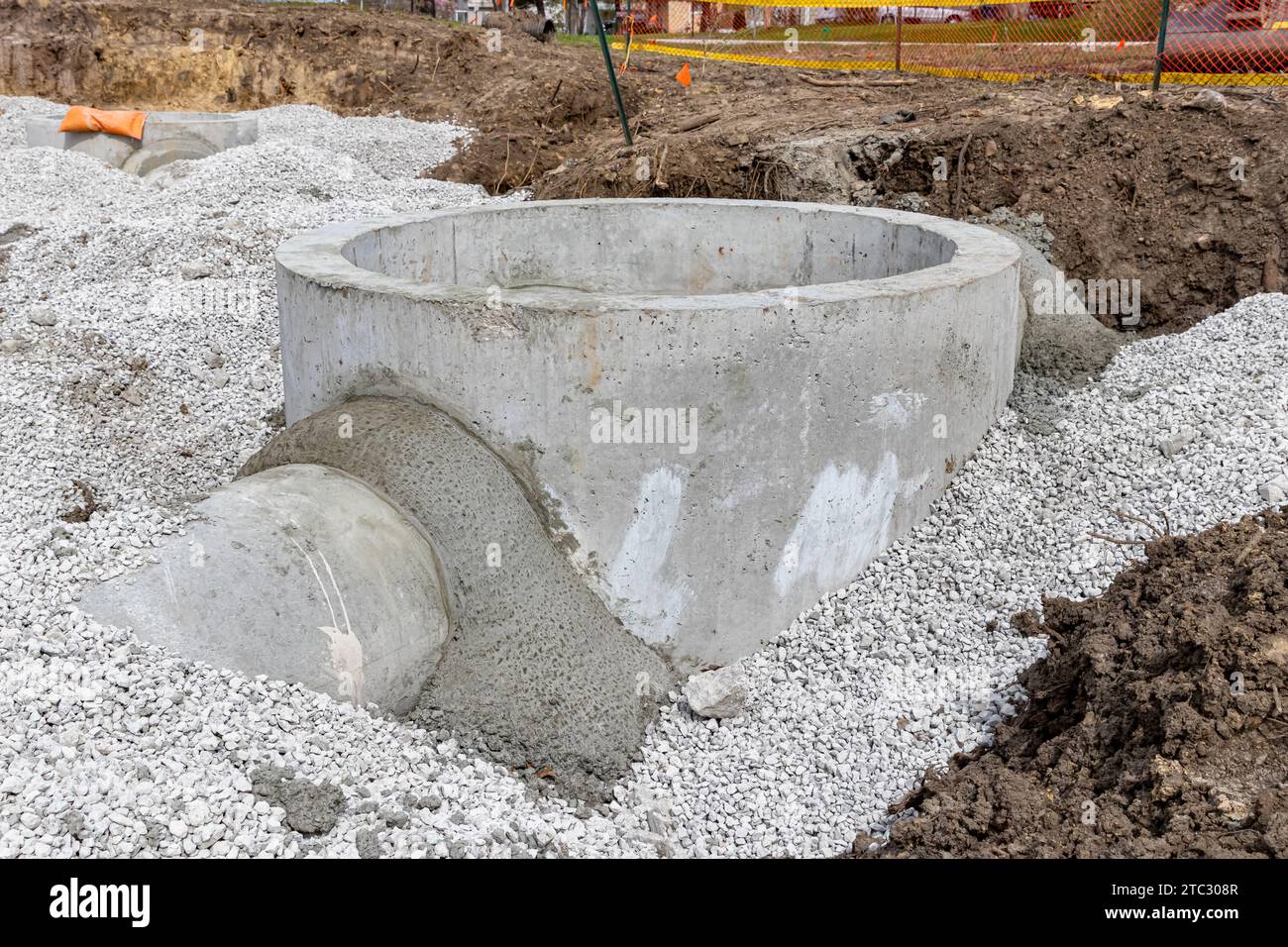 Baustelle für Kanalentwässerung. Infrastrukturverbesserung, Reparatur und Sicherheitskonzept. Stockfoto