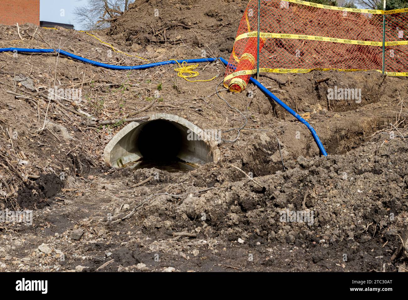 Baustelle für Kanalentwässerung. Infrastrukturverbesserung, Reparatur und Sicherheitskonzept. Stockfoto