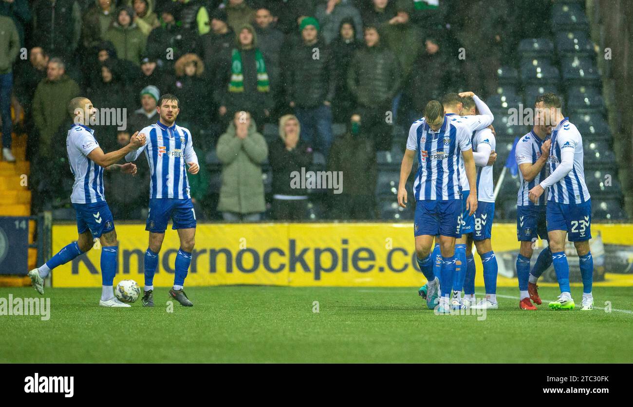 10. Dezember 2023; Rugby Park, Kilmarnock, Schottland: Scottish Premiership Football, Kilmarnock gegen Celtic; die Kilmarnock-Spieler feiern, nachdem Nathaniel Phillips von Celtic ein eigenes Tor erzielte, um es in der 75. Minute 1-1 zu erreichen Stockfoto