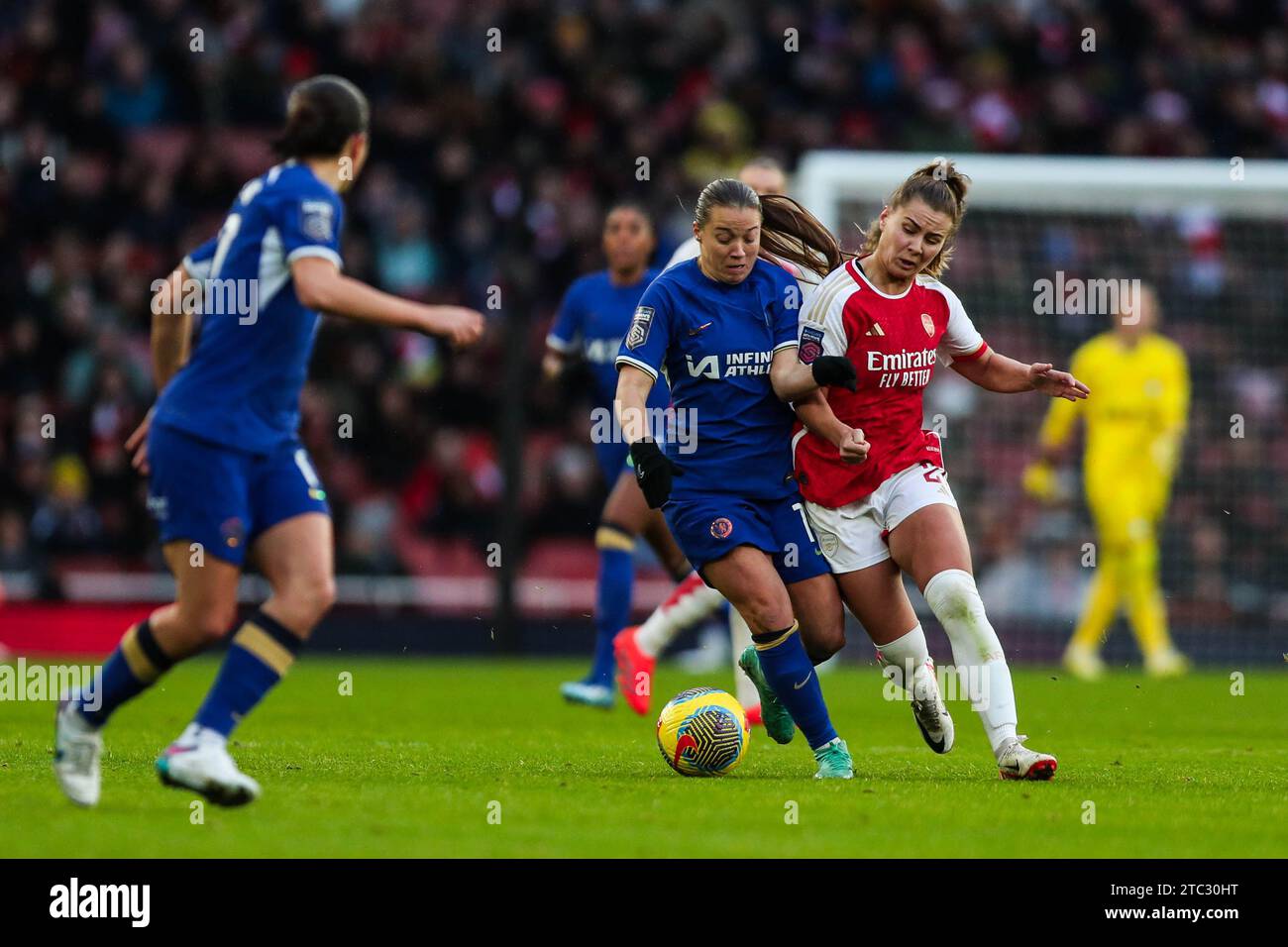 London, Großbritannien. Dezember 2023. Chelsea's Fran Kirby kämpft am 10. Dezember 2023 im Emirates Stadium, London, England, Großbritannien gegen Arsenal's Cloe Lacasse während des Spiels Arsenal Women FC gegen Chelsea Women FC WSL Stockfoto