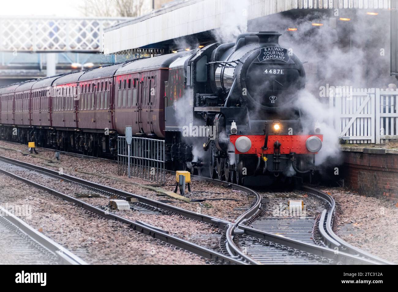 Die Railway Touring Company 'Lincoln Christmas Express wird von der LMS Black 5 Lokomotive 44871 in der Lincoln Railway Station London, Großbritannien, transportiert Stockfoto