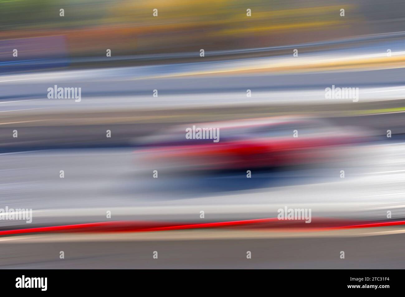 Rotes Auto, verschwommene Kunst. Stockfoto
