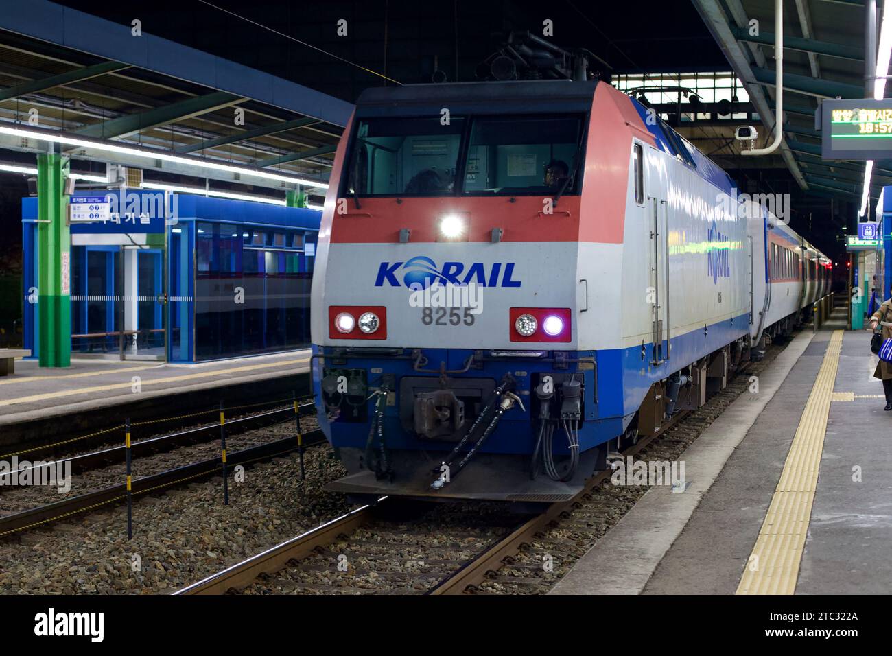 Der Zug Korail Mugunghwa nähert sich einem Bahnhof, dessen Ankunft die nahtlose Mischung aus Südkoreas effizientem Reisenetz und moderner Mobilität darstellt. Stockfoto