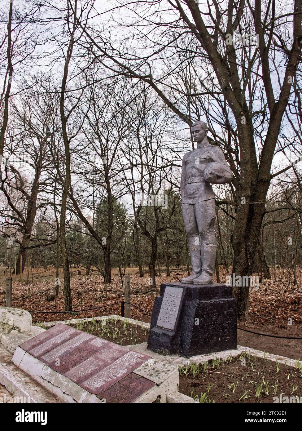 Denkmal für sowjetische Soldaten, die im Zweiten Weltkrieg starb. Verlassene Orte in der radioaktiven Zone von Tschernobyl. Stockfoto