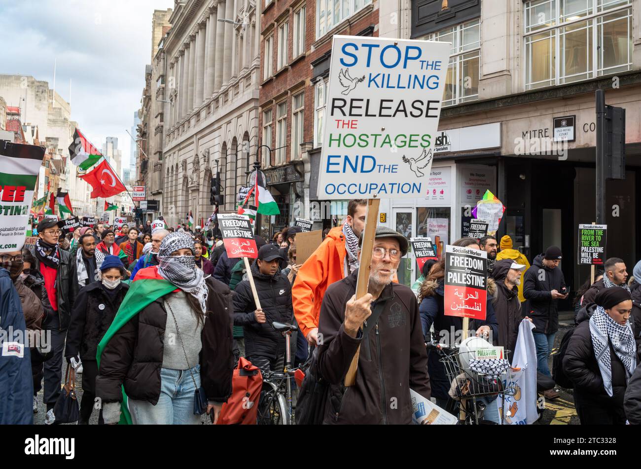 London / Großbritannien - 9. Dezember 2023: Ein älterer pro-palästinensischer Demonstrant hält ein Plakat mit der Aufschrift "Stop the Killing, Release the Geiseln, End the Occupation" bei Stockfoto