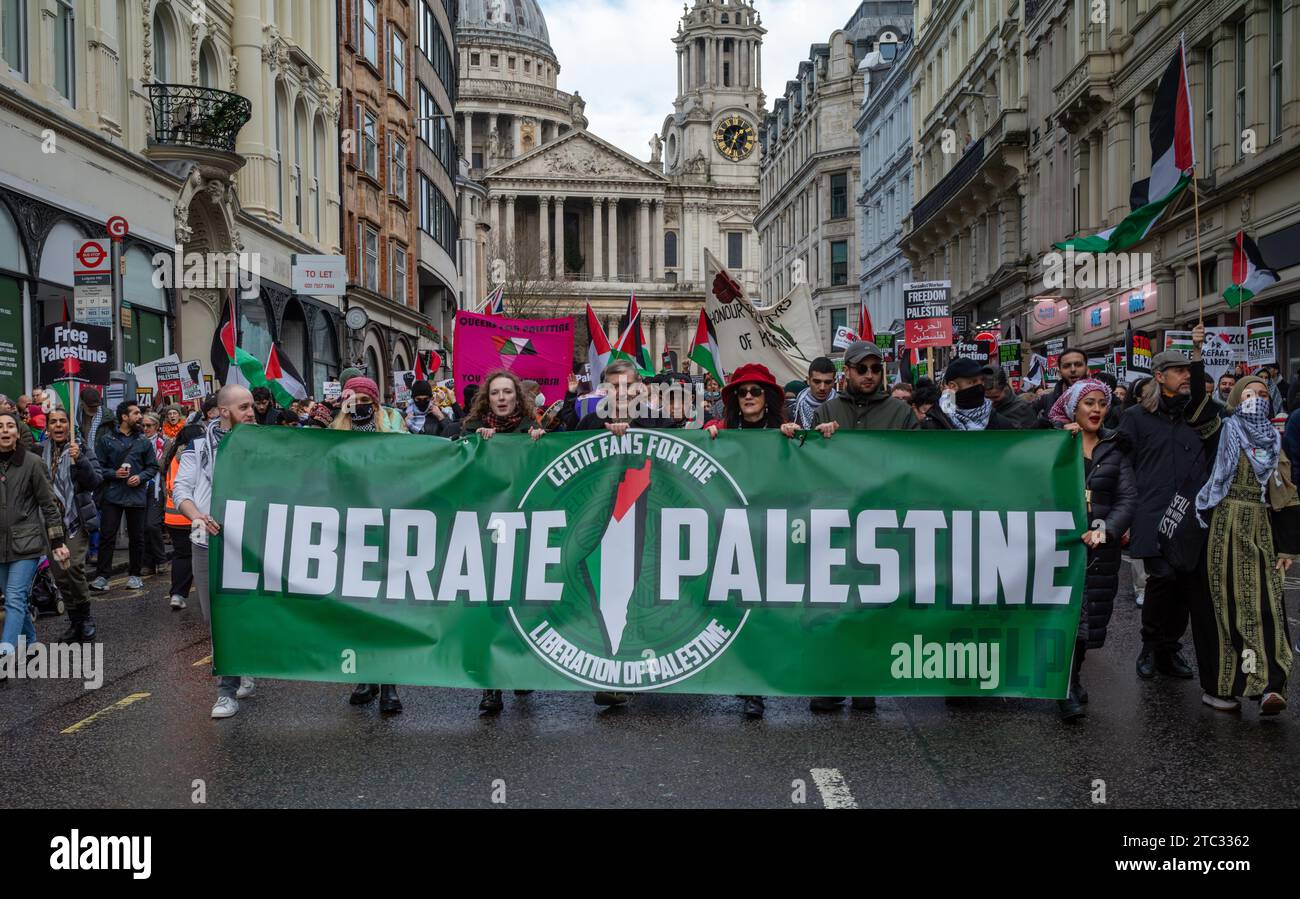 London / UK - 9. Dezember 2023: Keltische Fußballfans halten ein Banner mit der Aufschrift „Befreien Sie Palästina“ vor der St. Pauls Cathedral bei einer Demonstration, die zu einem aufruft Stockfoto