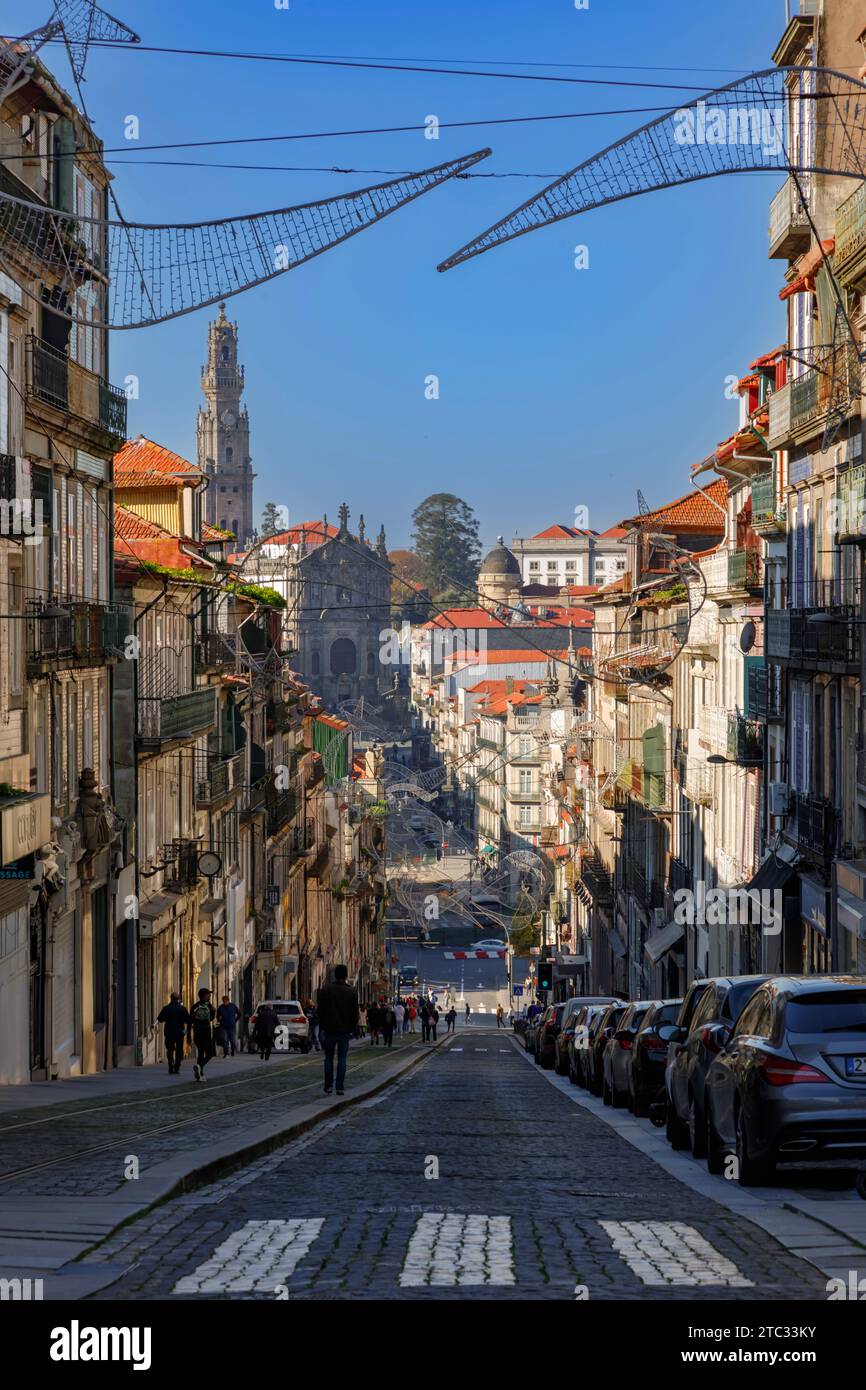 Porto, Porugal - 13. November 2021: Stadtbild von Porto, typische blau gekachelte Häuser, Gebäudefassaden, rote Dächer und blauer Himmel. Stockfoto