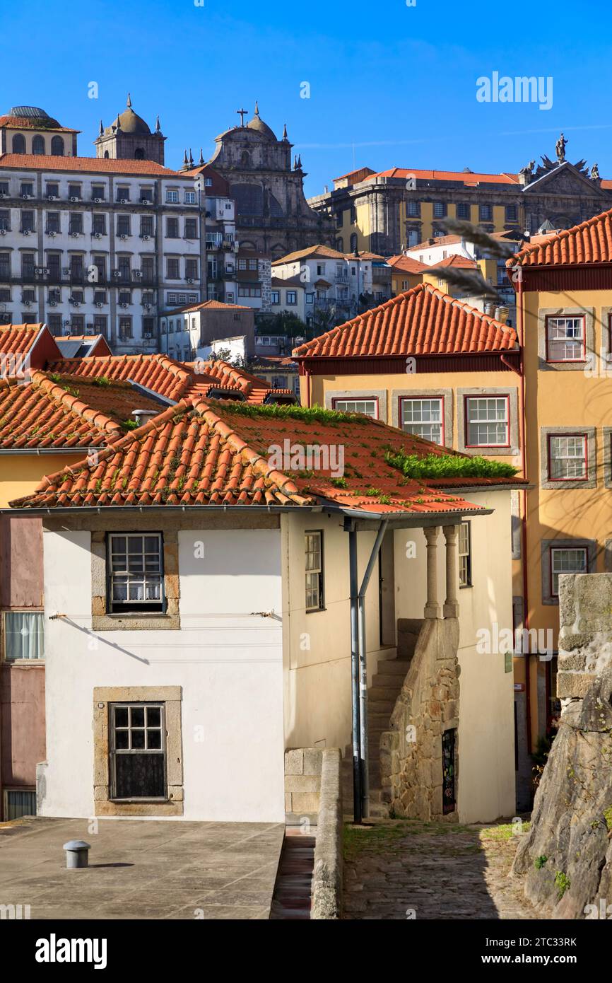Porto, Porugal. Blick von oben auf historische Häuser und enge Gassen der Stadt mit rustikalen Mauern. Stockfoto