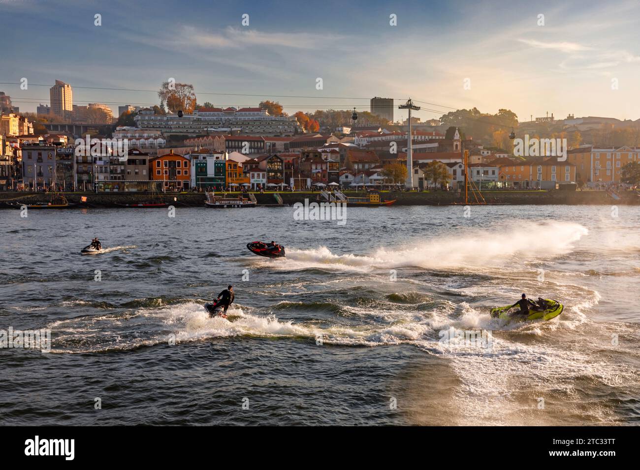 Porto, Porugal, 13. November 2021: Jet-Ski-Rennen auf dem Duoro River. Ribeira Stockfoto