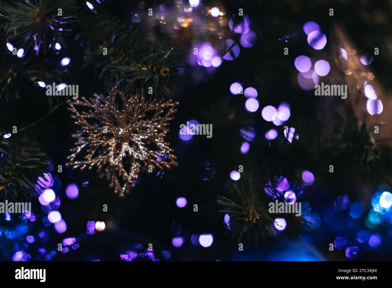 Silberne Schneeflocken und blaue Weihnachtsgirlanden hängen an Weihnachten. Festlicher Hintergrund für Poster, Cover, Broschüre, Postkarte. Stockfoto