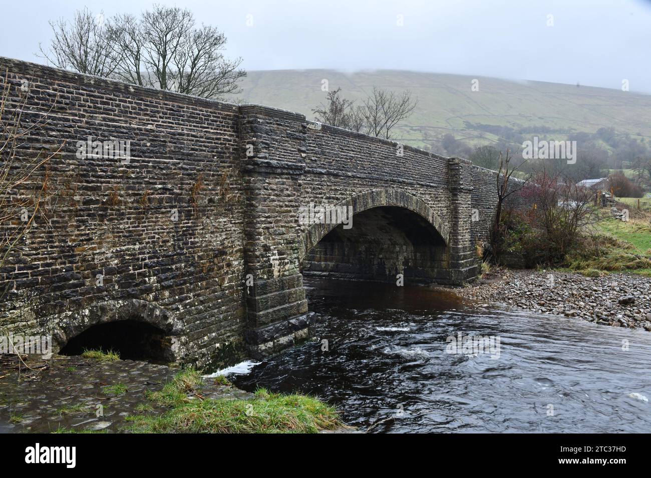 Der Fluss Dee und die bogenförmige Steinbrücke bei Dent in Cumbria Anfang Dezember 2023 Stockfoto