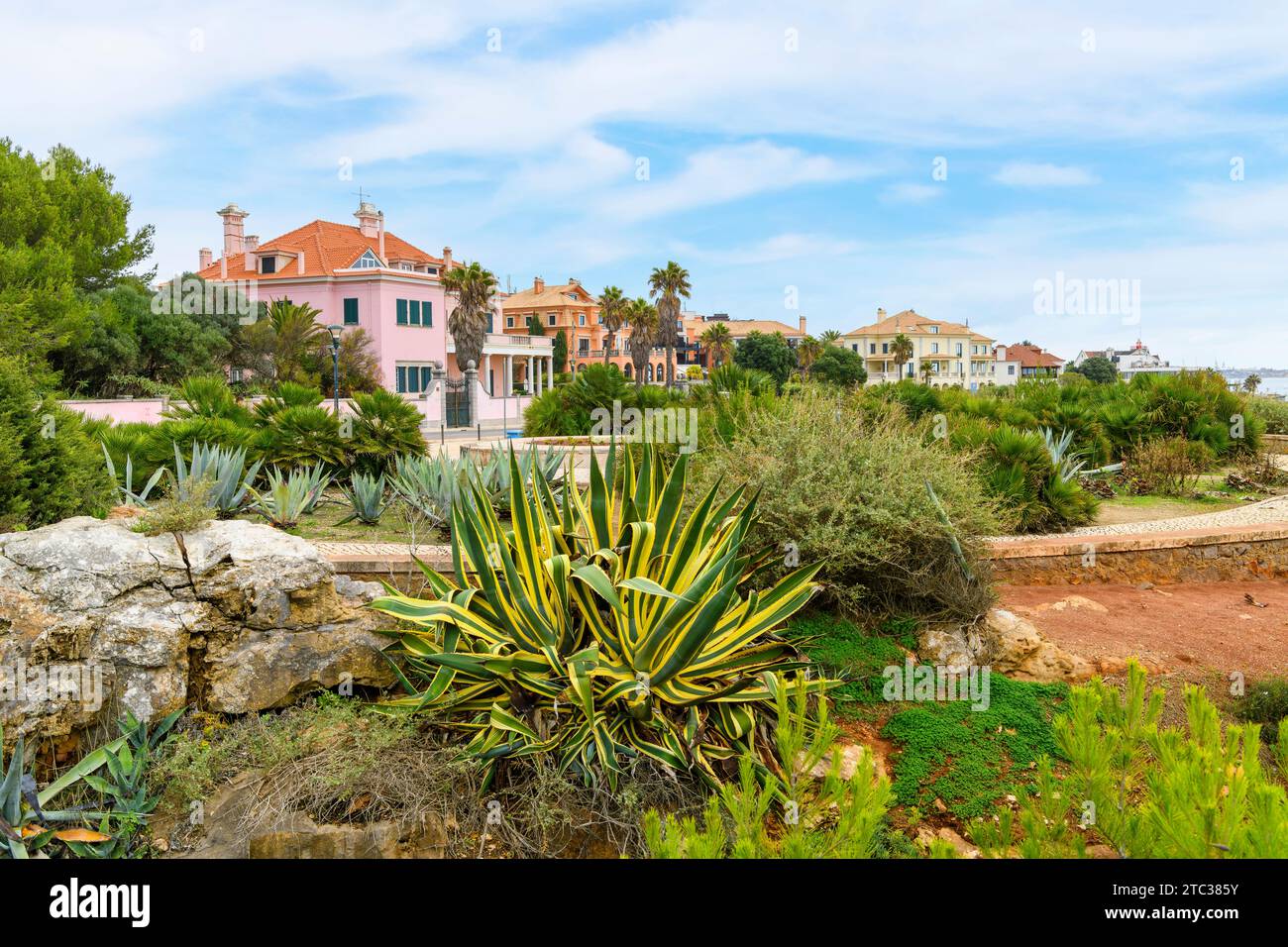 Farbenfrohe Villen und Hotels säumen die Küste in der Nähe der Küstenregion Campos de Lapiás in Cascais, Portugal Stockfoto