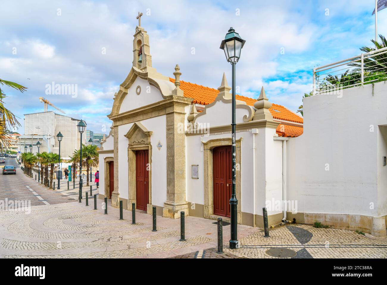 Die kleine orthodoxe Kirche Ermida de Nossa Senhora da Conceição dos Inocentes in der Küstenstadt Cascais, Portugal. Stockfoto