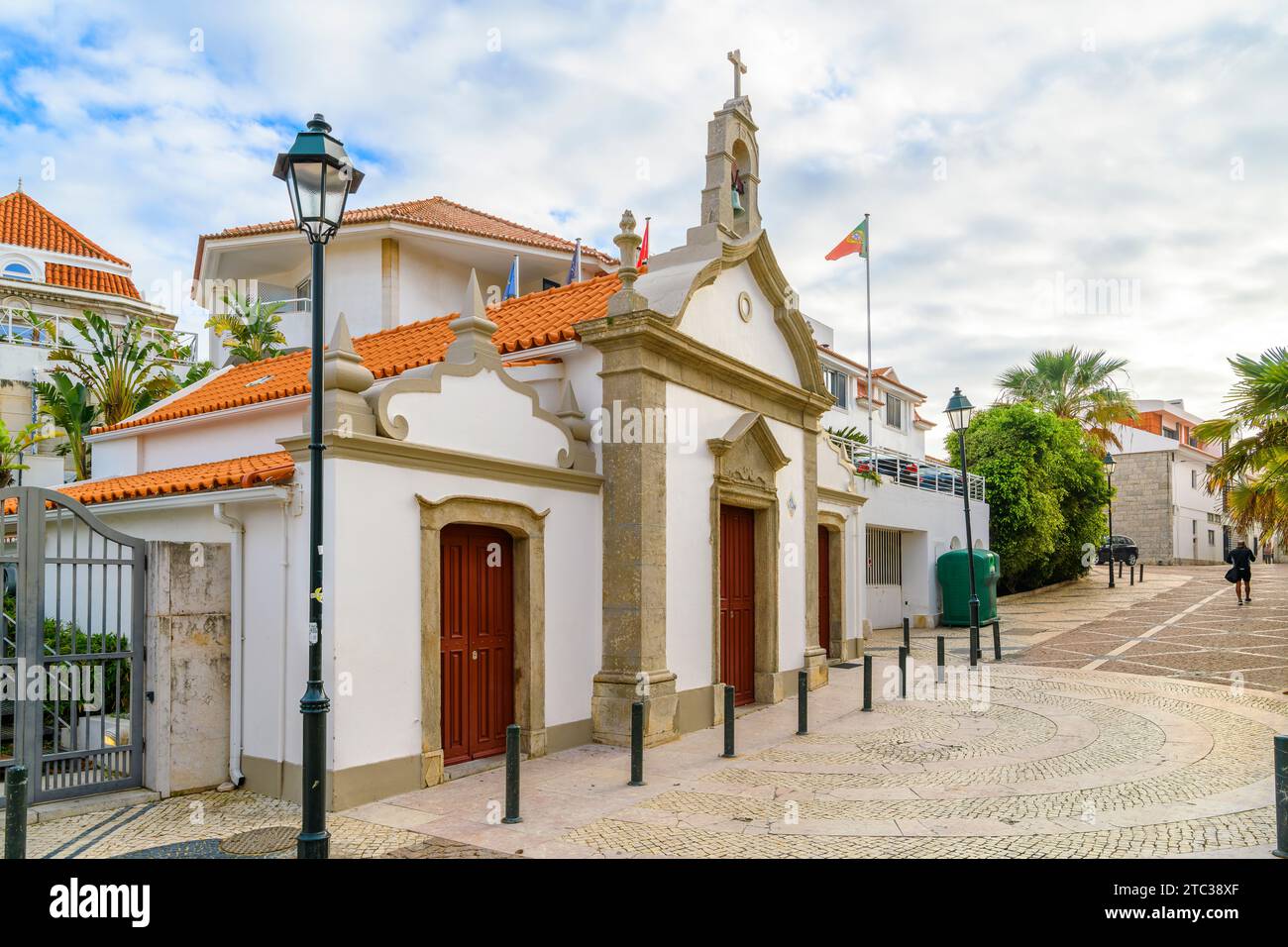 Die kleine orthodoxe Kirche Ermida de Nossa Senhora da Conceição dos Inocentes in der Küstenstadt Cascais, Portugal. Stockfoto