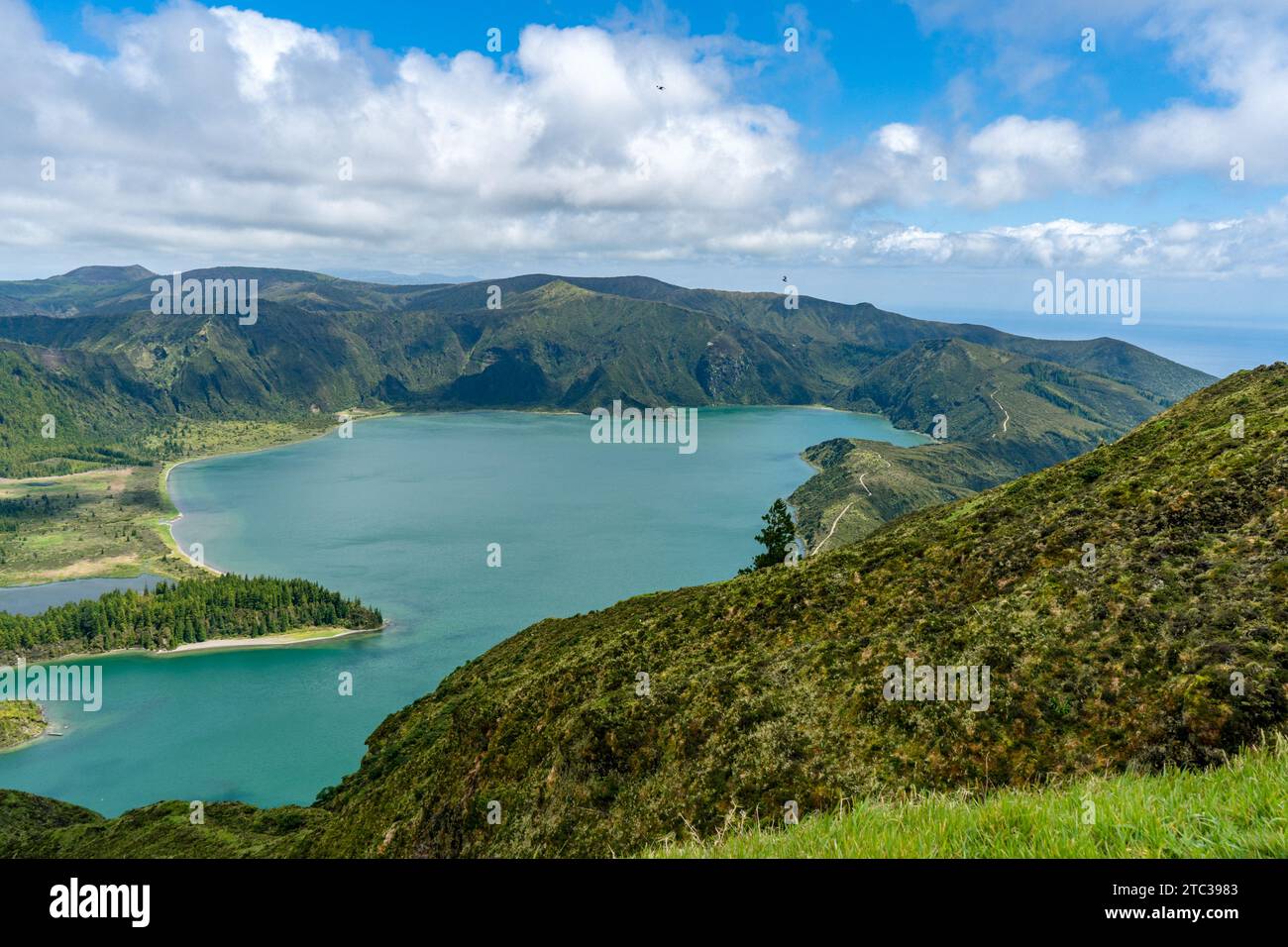 Die Lagune der Sieben Städte auf den Azoren ist ein Spektakel der Ruhe und Schönheit, wo das blaue Wasser mit dem üppigen Grün der vulkanischen Hänge verschmilzt. Stockfoto