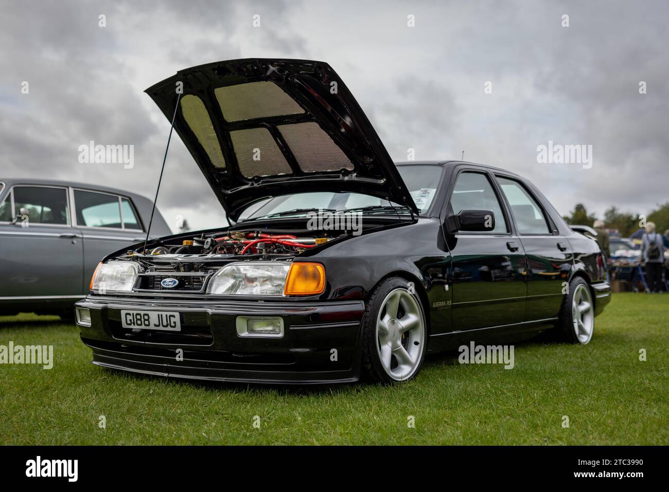 1989 Ford Sierra Sapphire RS Cosworth, ausgestellt auf der Race Day Airshow, die am 2. Oktober 2023 in Shuttleworth stattfand. Stockfoto