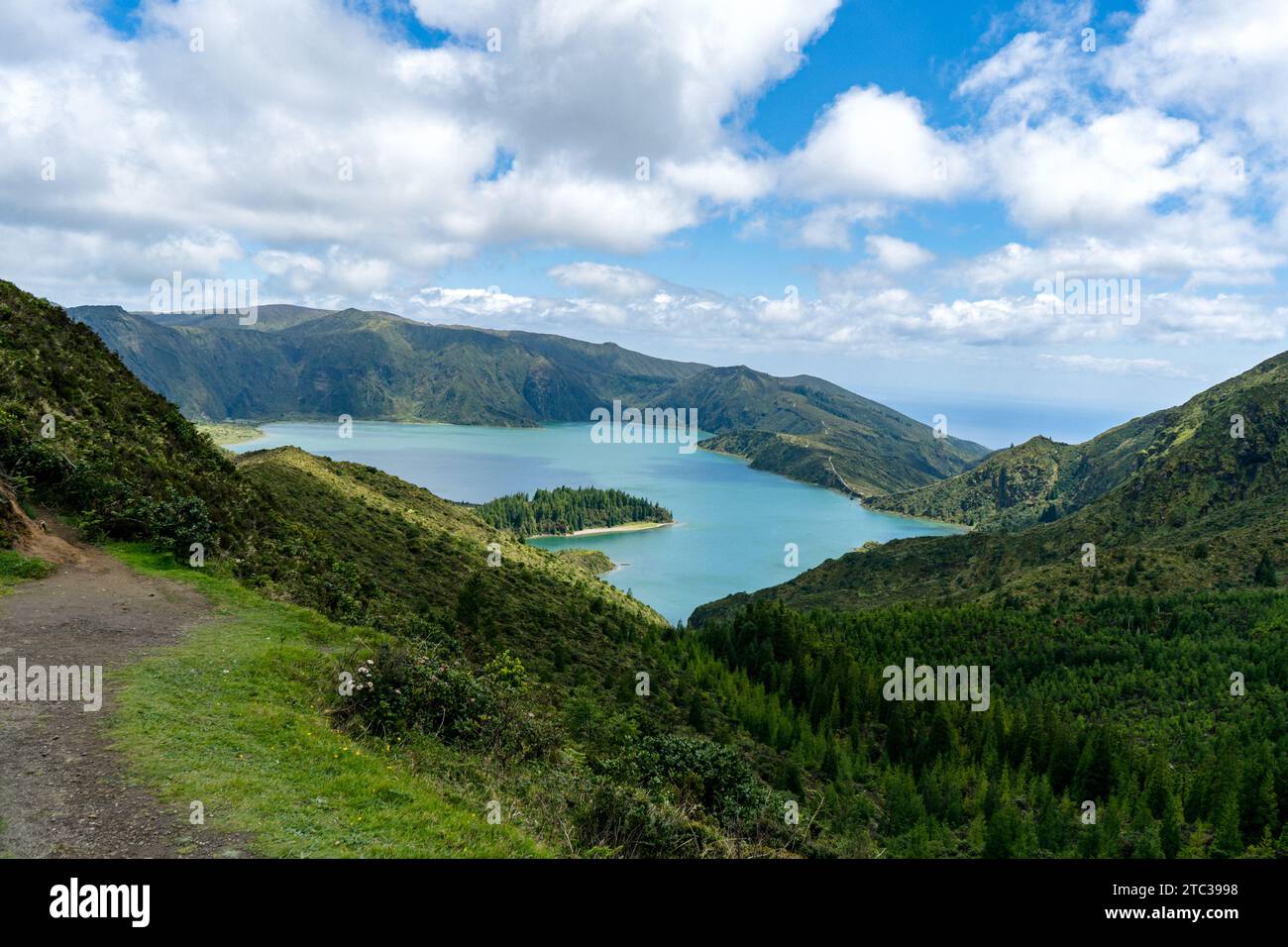 Die Lagune der Sieben Städte auf den Azoren ist ein Spektakel der Ruhe und Schönheit, wo das blaue Wasser mit dem üppigen Grün der vulkanischen Hänge verschmilzt. Stockfoto