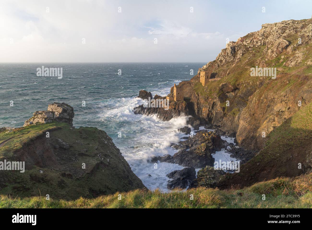 Zwei der berühmtesten Motorenhäuser Cornwalls befinden sich an den Kronen in Botallack, in einem Gebiet von Cornwall, das zum Weltkulturerbe erklärt wurde Stockfoto