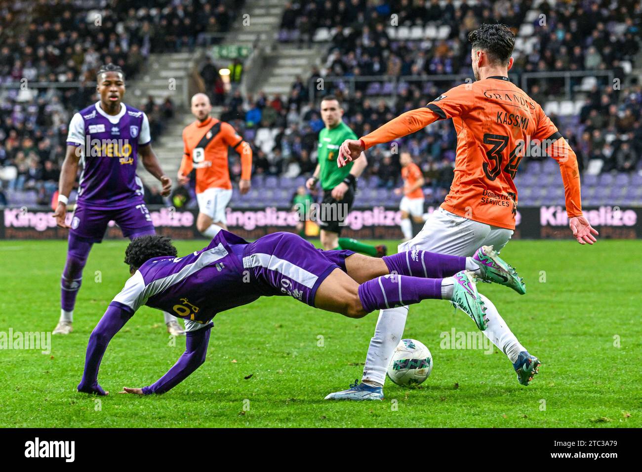 Benjamin Paul (29) von Beerschot und Ayman Kassimi (34) von KMSK Deinze im Rahmen eines Fußballspiels zwischen Beerschot und KMSK Deinze am 15. Spieltag der Challenger Pro League 2023-2024 am Sonntag, 10. Dezember 2023 in Deinze , Belgien . FOTO SPORTPIX | Stijn Audooren Stockfoto