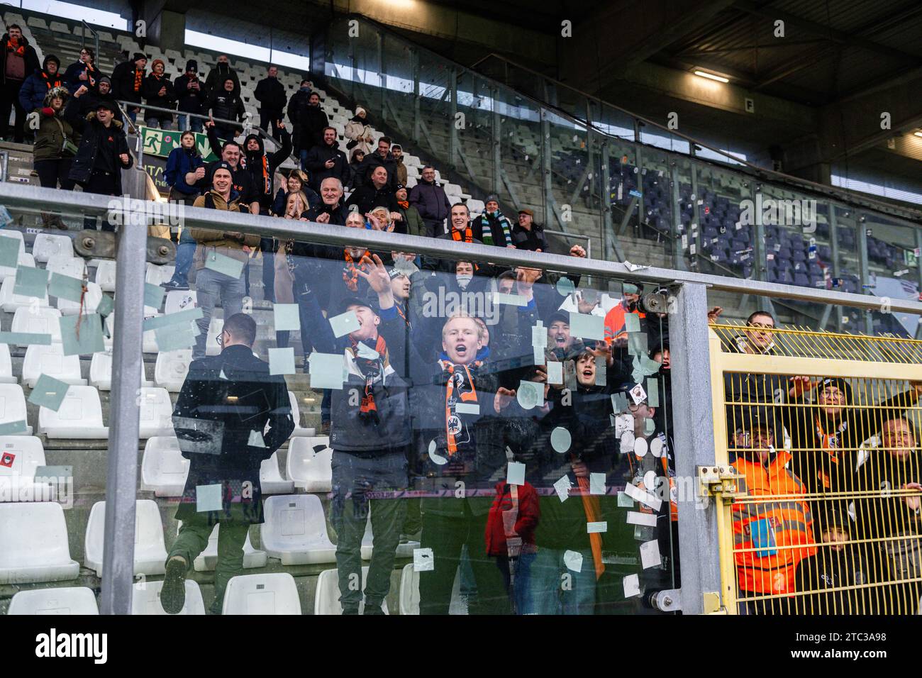 Supporters Deinze wurde nach einem Fußballspiel zwischen Beerschot und KMSK Deinze am 15 . Spieltag der Challenger Pro League 2023-2024 am Sonntag, den 10 . Dezember 2023 in Deinze , Belgien , dargestellt . FOTO SPORTPIX | Stijn Audooren Stockfoto