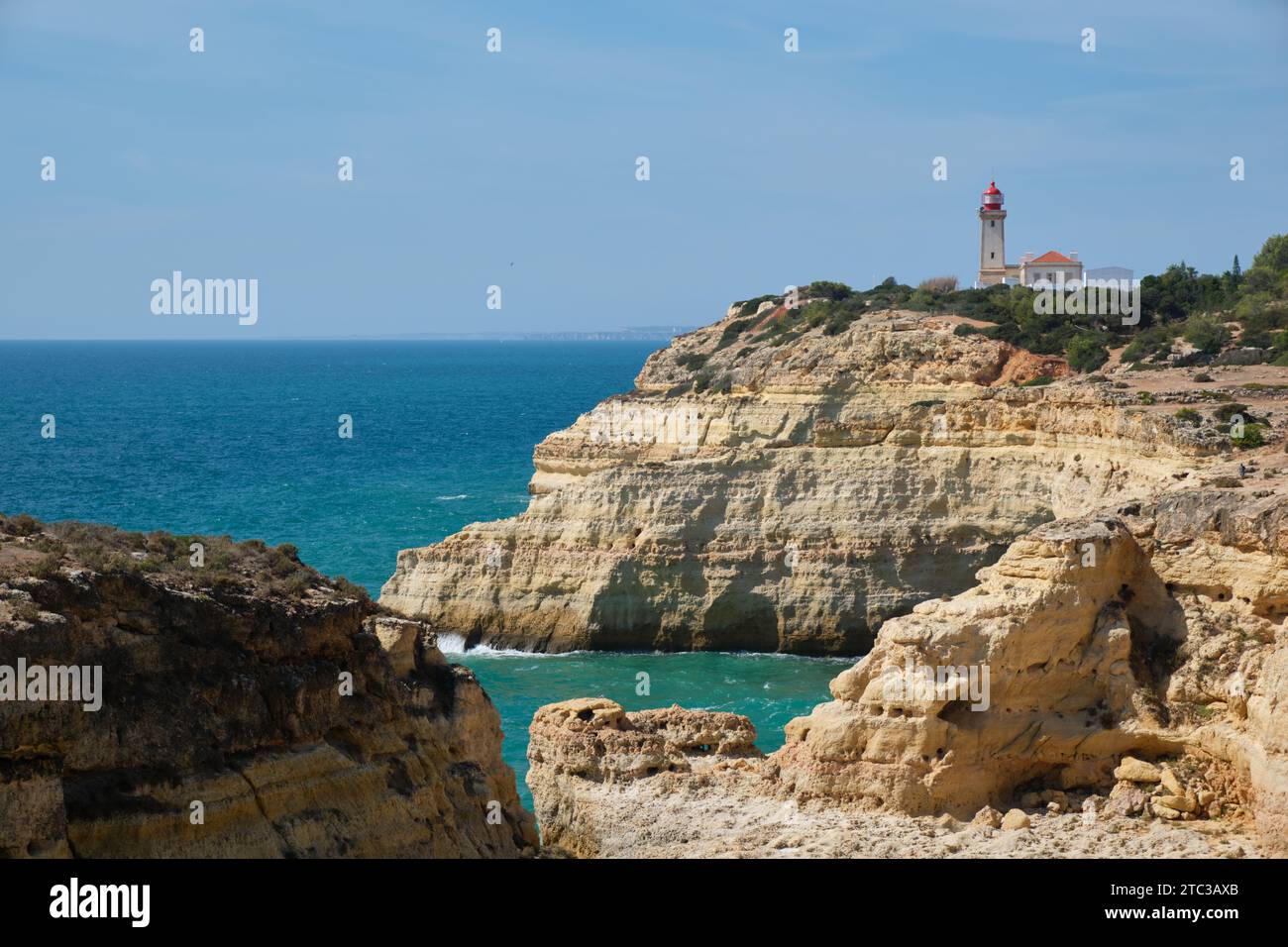 Klippen und Küstenwanderungen östlich der Carvoeiro Algarve Portugal Stockfoto