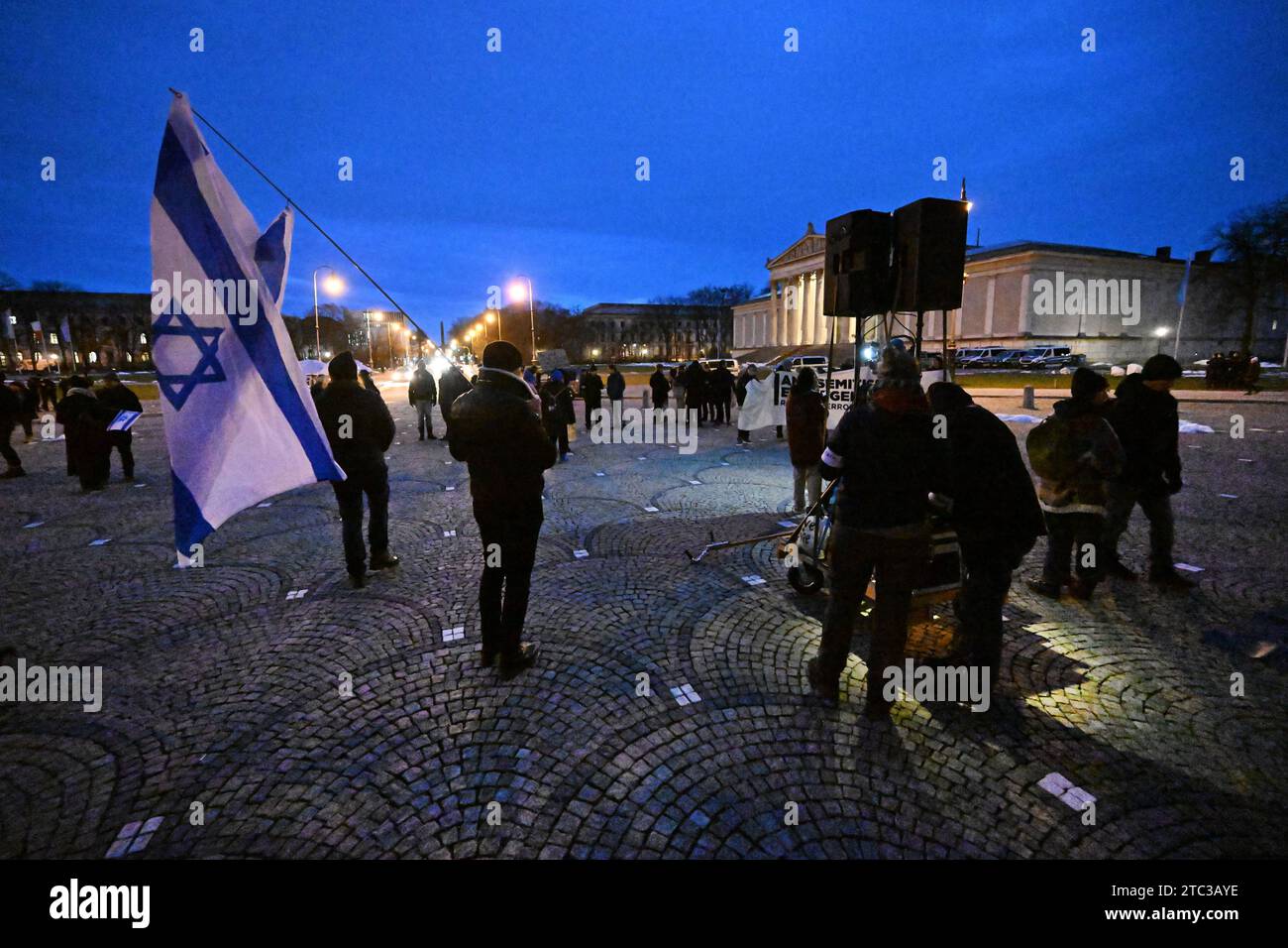 10. Dezember 2023, Bayern, München: Teilnehmer an der Demonstration „Never Again is now! - Gegen jeden Antisemitismus und Islamismus demonstrieren mit Fahnen auf dem Königsplatz. Foto: Felix Hörhager/dpa Stockfoto