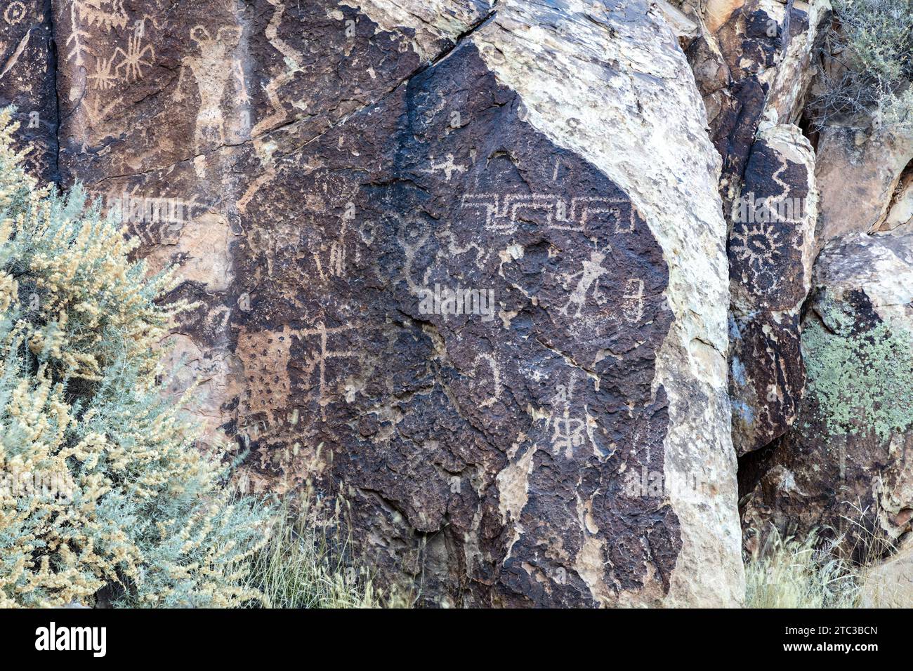Petroglyphen, geschrieben von den Hopi-Indianern in Parowan Gap, Utah. Zu den Symbolen gehören Clan-Zeichen und Richtungsreferenzen. Es wird angenommen, dass die Fremont i Stockfoto