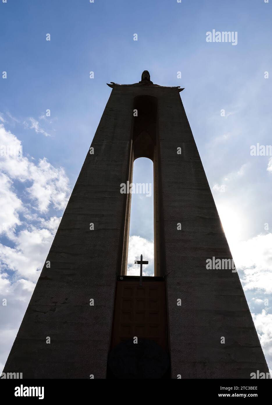 Cristo Rei (Christus der König) ist ein katholisches Denkmal und Schrein in der Stadt Almada, auf der anderen Seite des Flusses Tejo, mit Blick auf Lissabon. Stockfoto