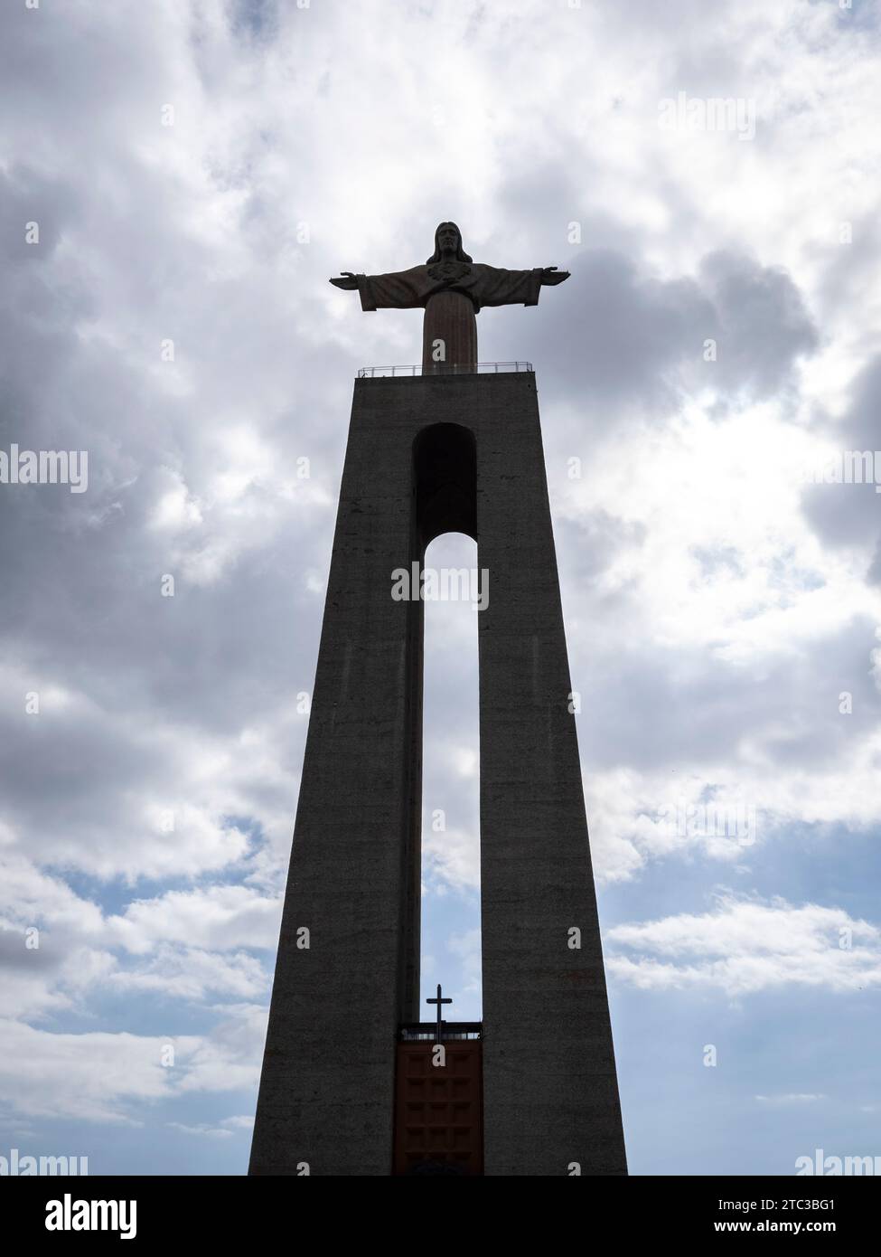 Cristo Rei (Christus der König) ist ein katholisches Denkmal und Schrein in der Stadt Almada, auf der anderen Seite des Flusses Tejo, mit Blick auf Lissabon. Stockfoto