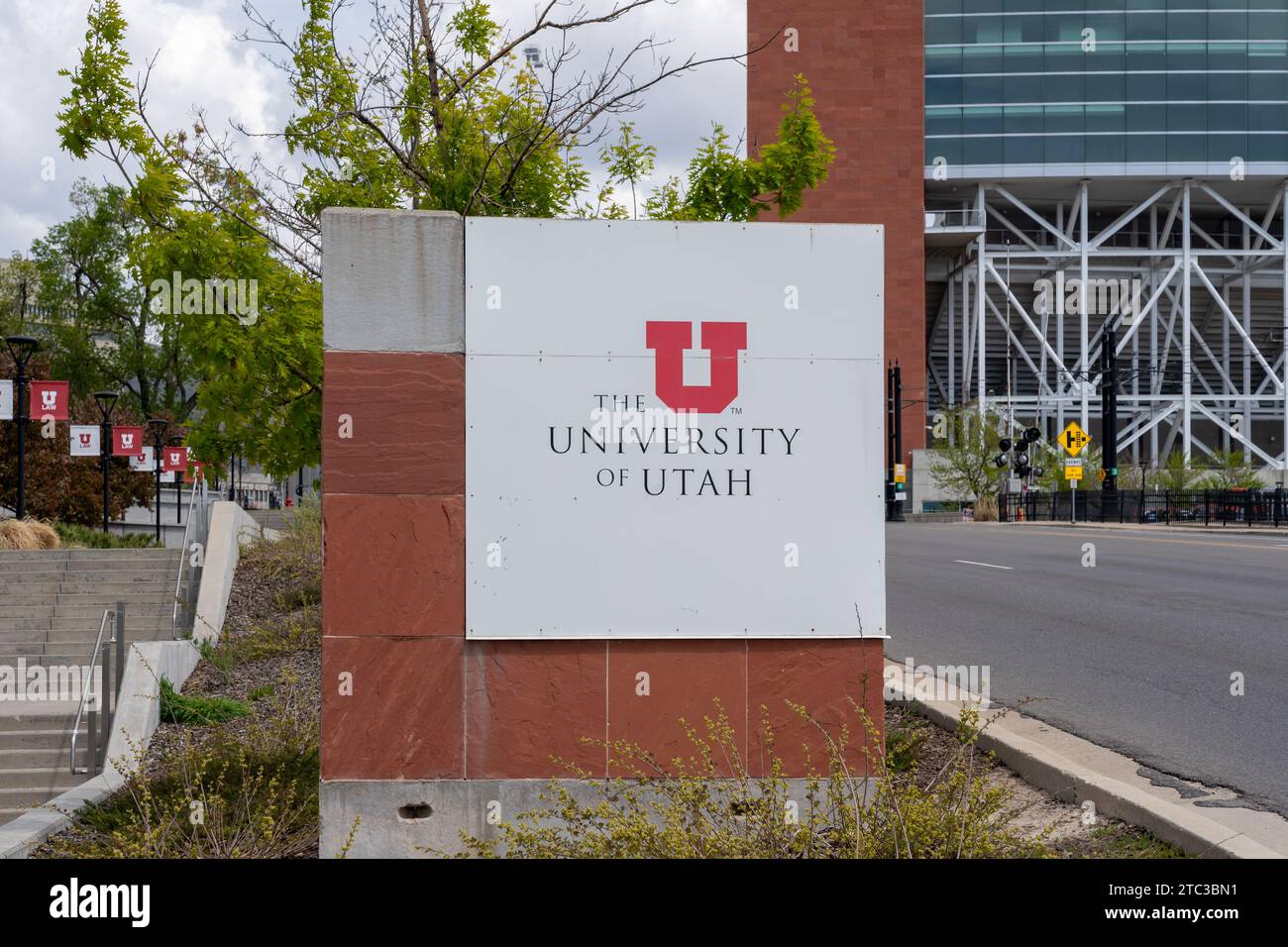 Unterschrift der University of Utah mit dem Rice-Eccles Stadium im Hintergrund in Salt Lake City, Utah, USA. Stockfoto