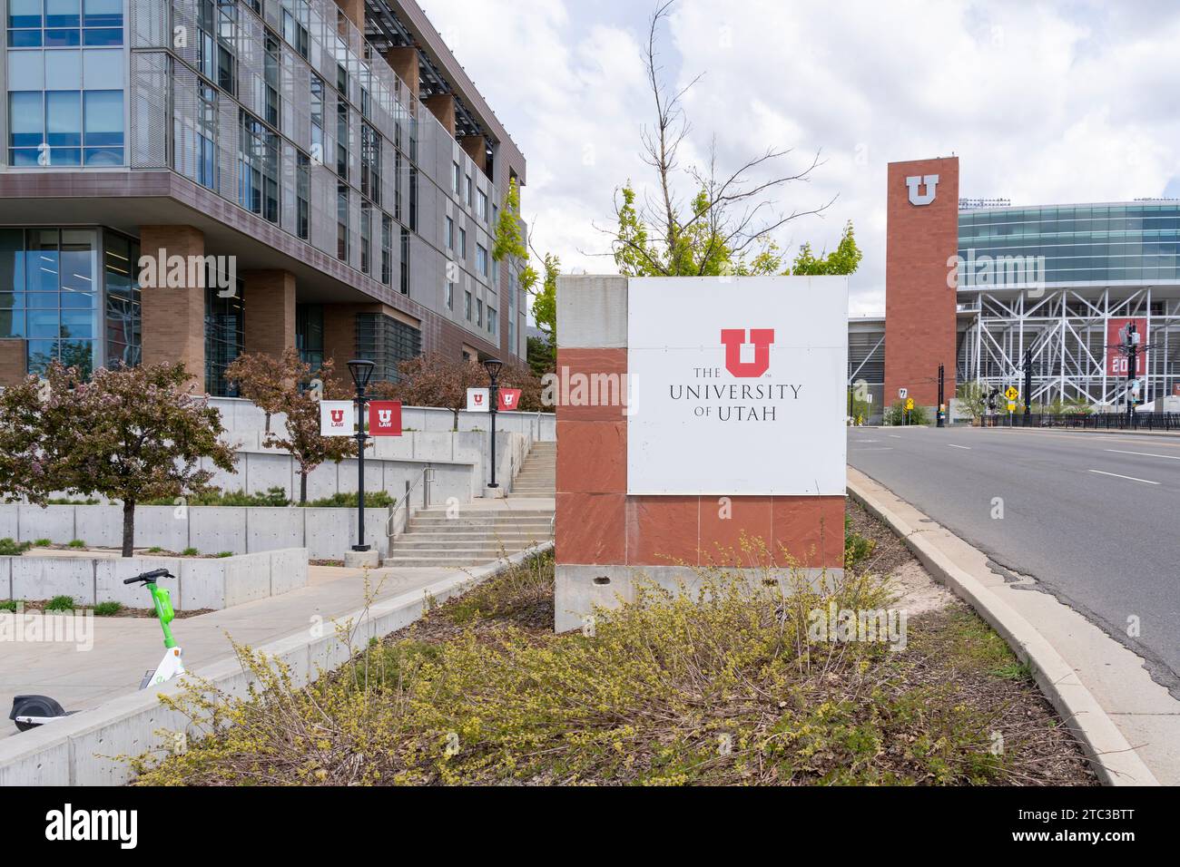 Unterschrift der University of Utah mit dem Rice-Eccles Stadium im Hintergrund in Salt Lake City, Utah, USA Stockfoto