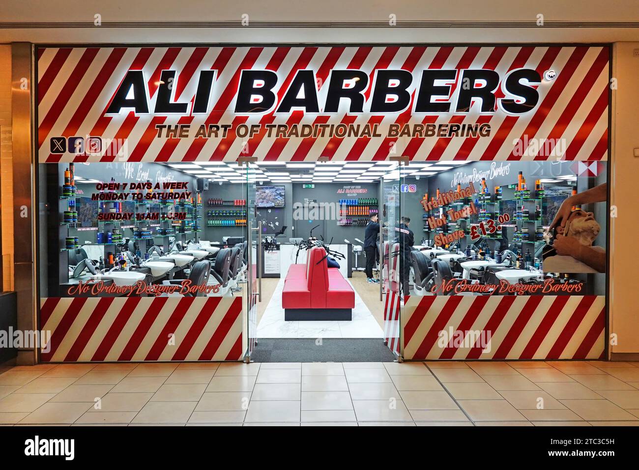 Ali Barbers 'gerade geöffnet' am frühen Morgen Blick in die Schaufenster des Ladens neue voll ausgestattete Friseur Geschäftsräume Indoor Shopping Mail Essex England UK Stockfoto