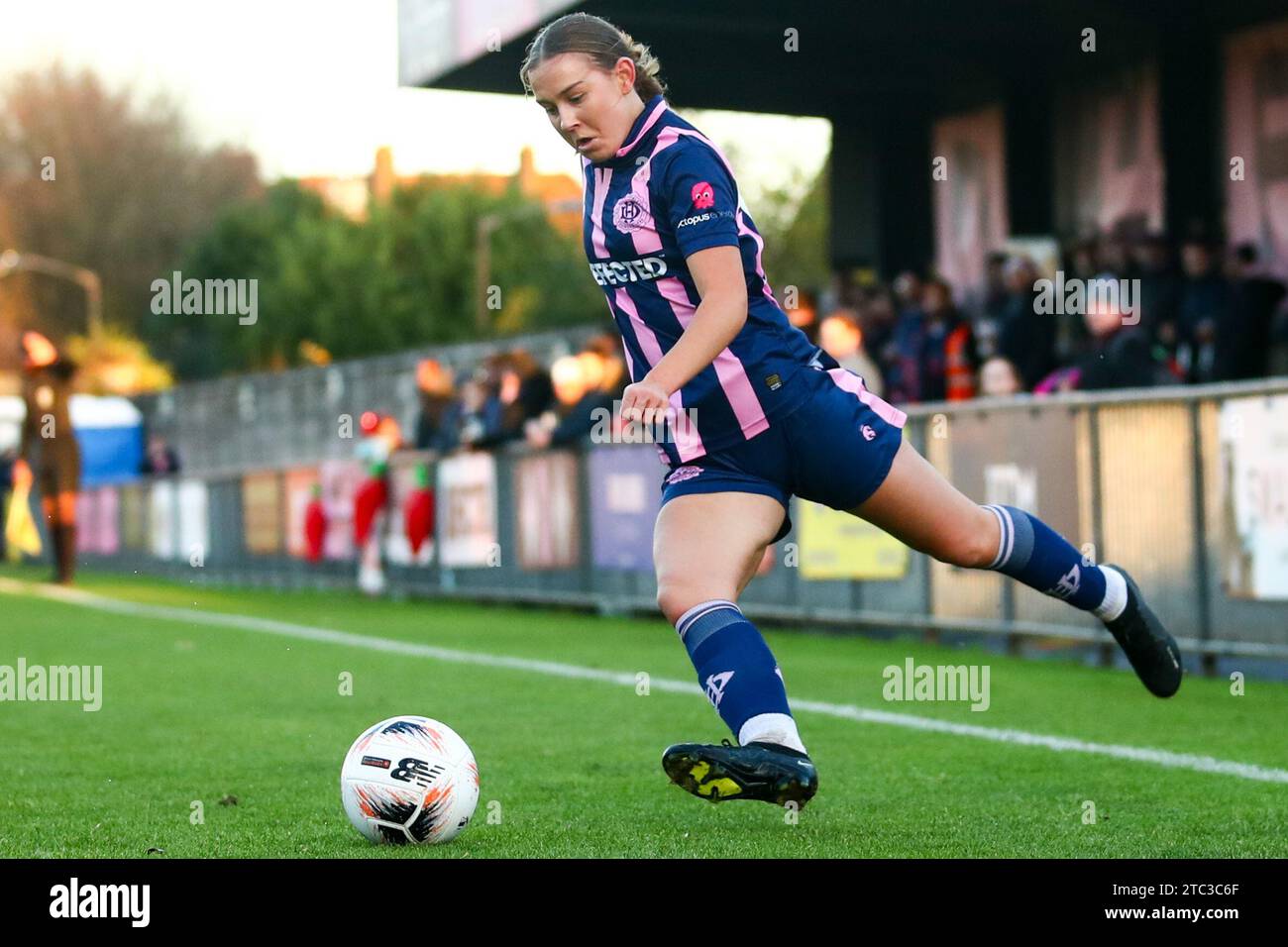 London, Großbritannien. Dezember 2023. TIA Searle (16 Dulwich Hamlet) in Aktion während des London and South East Regional Womens Premier League Spiels zwischen Dulwich Hamlet und Crawley AFC in Champion Hill. Quelle: Liam Asman/Alamy Live News Stockfoto