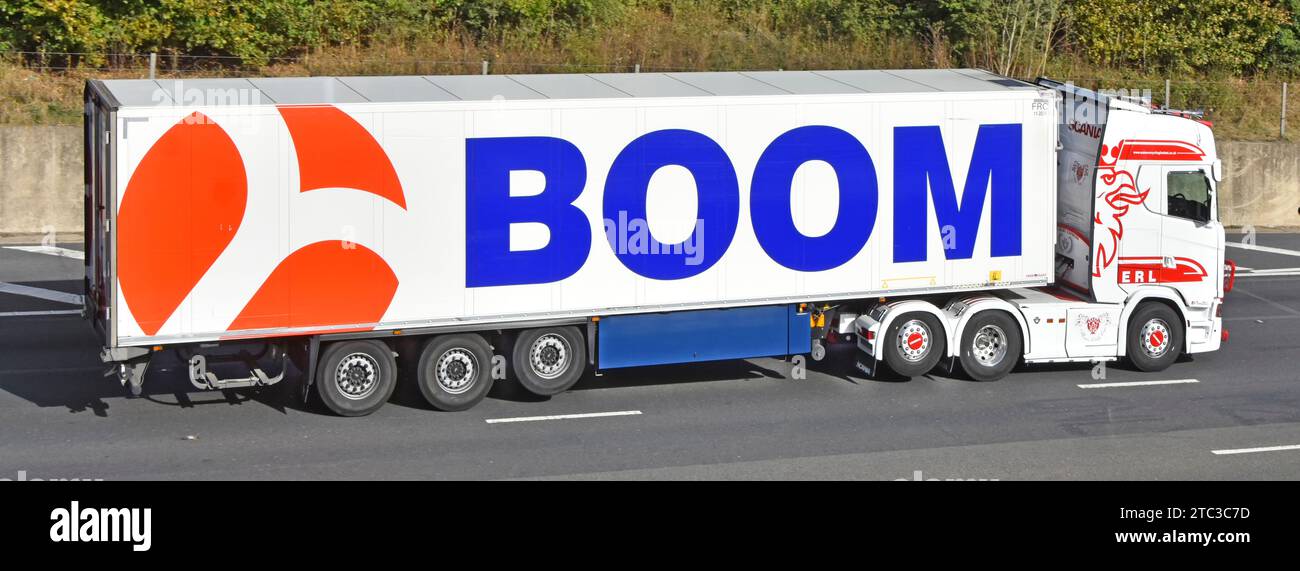 Transportunternehmen, weiß, Lkw-Lkw-Lkw-Lkw-Lkw und Auflieger, rotes übergroßes Logo und auffällige blaue BOOM-Werbung, die auf der M25autoway UK fährt Stockfoto