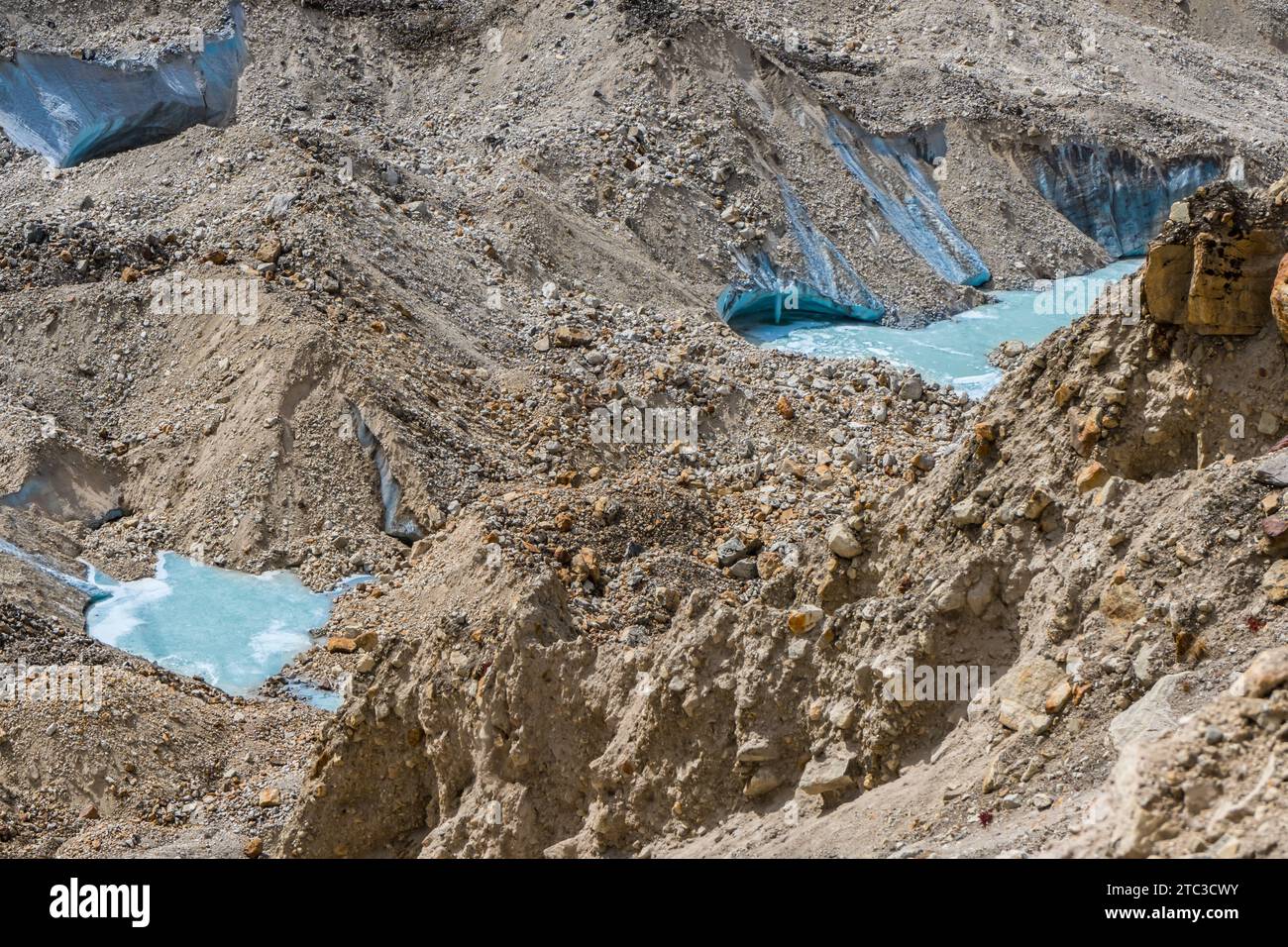 Blauer Permafrost-Gletscher aus der Kanchenjunga Mountain Range, gesehen vom Jannu Base Camp in Nepal Stockfoto