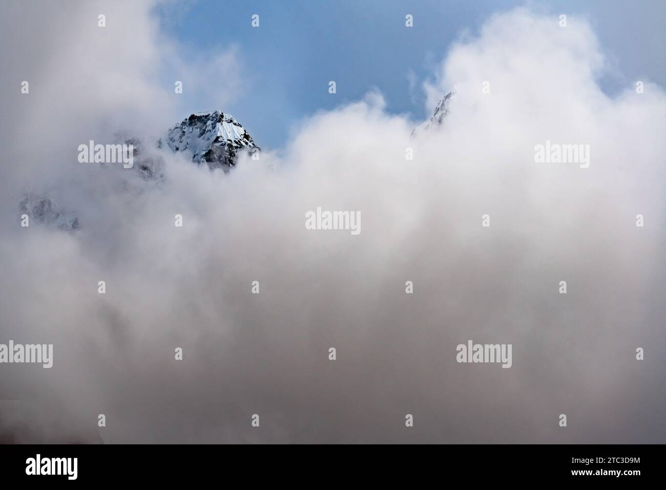 Ein schneebedeckter Berggipfel im hohen himalaya Nepals in der Region Kanchenjunga Stockfoto