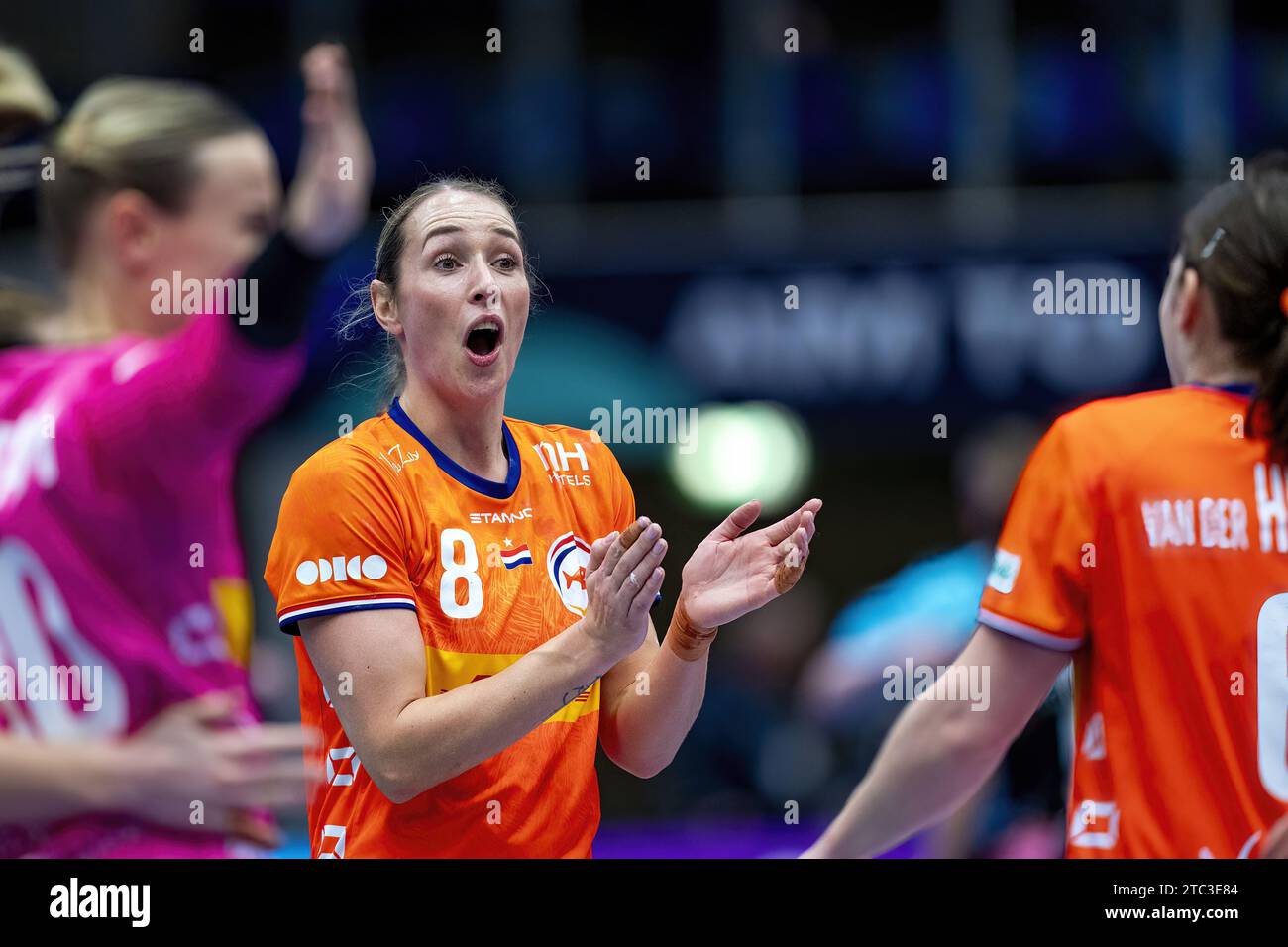 FREDERIKSHAVN - Lois Abbingh aus den Niederlanden bejubelt, als Spanien während des Handballspiels der Gruppe IV in der Arena Nord besiegt wird. ANP RONALD HOOGENDOORN Stockfoto