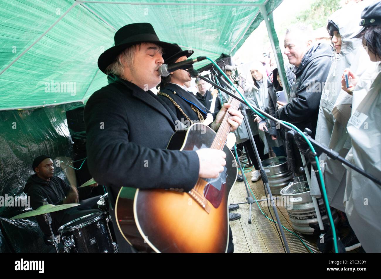 Margate, Großbritannien. Dezember 2023. Die Libertines spielen einen Akustikkonzert draußen in ihrem Margate Pub Wasteland - unten von ihrem Hotel wagen die Albion Rooms, um die bevorstehende Veröffentlichung des neuen Albums All Quiet on the Eastern Esplanade zu feiern. Cristina Massei/Alamy Live News Stockfoto