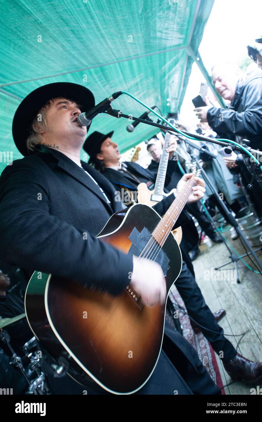 Margate, Großbritannien. Dezember 2023. Die Libertines spielen einen Akustikkonzert draußen in ihrem Margate Pub Wasteland - unten von ihrem Hotel wagen die Albion Rooms, um die bevorstehende Veröffentlichung des neuen Albums All Quiet on the Eastern Esplanade zu feiern. Cristina Massei/Alamy Live News Stockfoto