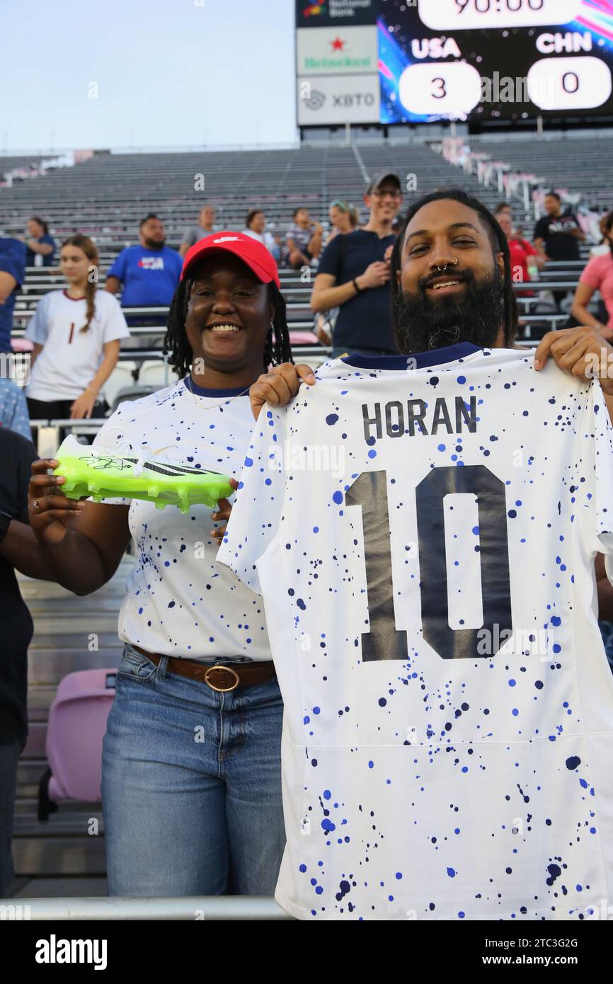 Ein Paar Fans zeigt einen signierten Schuh des Mittelfeldspielers Lindsey Horan (10) der United States Women’s National Team und das Trikot, das sie am 2. Dezember 2023 im DRV PNK Stadium in ft mitgebracht haben. Lauderdale, FL. USA besiegten China PR 3-0 (Credit: Paul Fong/Image of Sport) Stockfoto