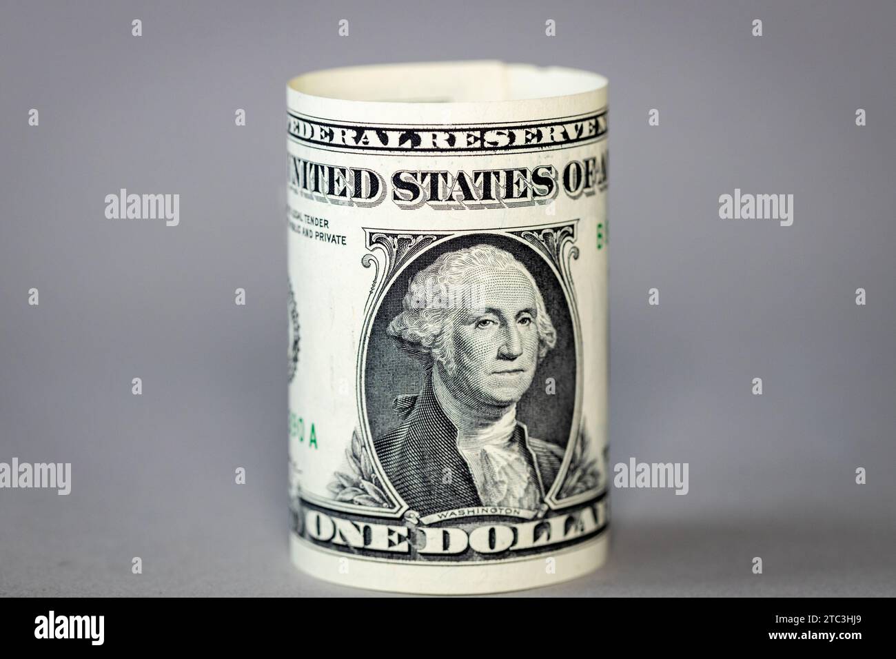 Ein Dollar gerollt, amerikanisch, schöner grauer Hintergrund, Kopierraum, Finanzkonzept Stockfoto