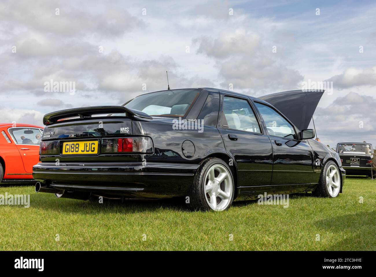 1989 Ford Sierra Sapphire RS Cosworth, ausgestellt auf der Race Day Airshow, die am 2. Oktober 2023 in Shuttleworth stattfand. Stockfoto