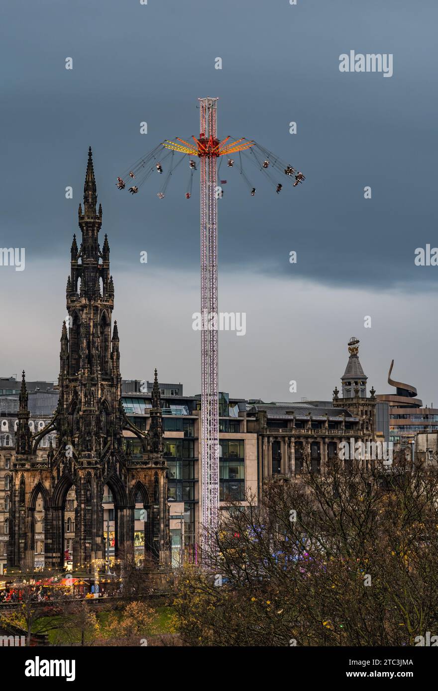 Star Flyer und Scott Monument auf dem Edinburgh Christmas Market, Schottland, Großbritannien Stockfoto