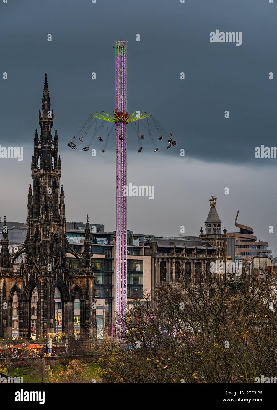 Star Flyer und Scott Monument auf dem Edinburgh Christmas Market, Schottland, Großbritannien Stockfoto