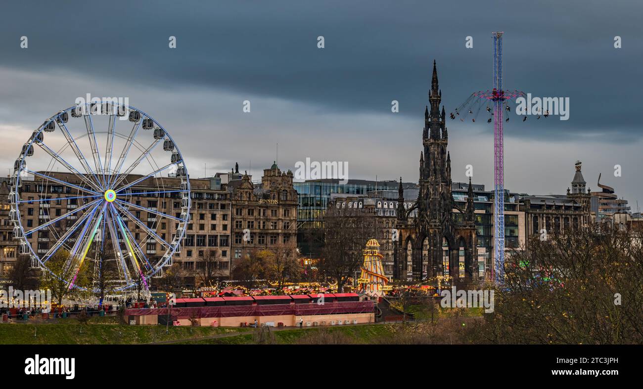 Blick auf das große Riesenrad und den Star Flyer Fairground Rides, Edinburgh Christmas Market, Schottland, Großbritannien Stockfoto
