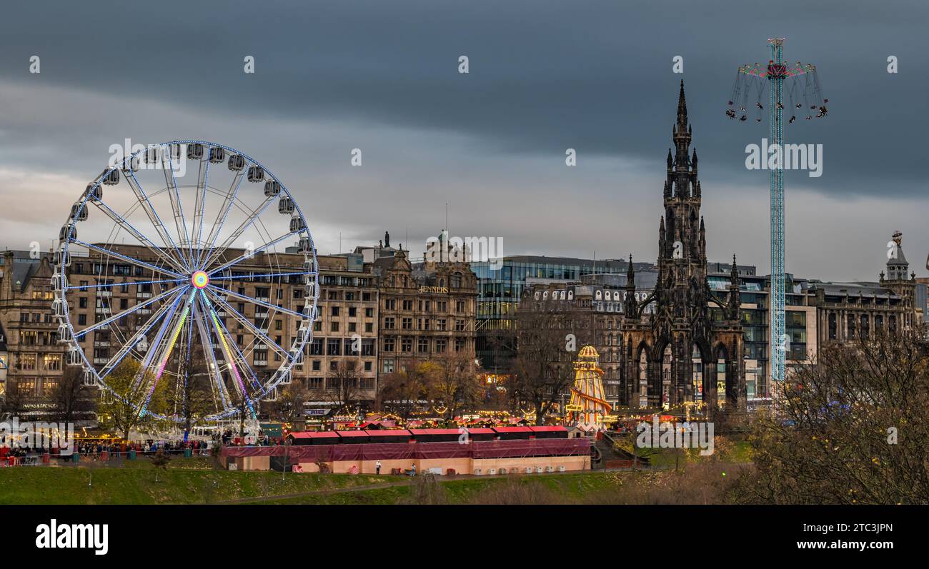 Blick auf das große Riesenrad und den Star Flyer Fairground Rides, Edinburgh Christmas Market, Schottland, Großbritannien Stockfoto