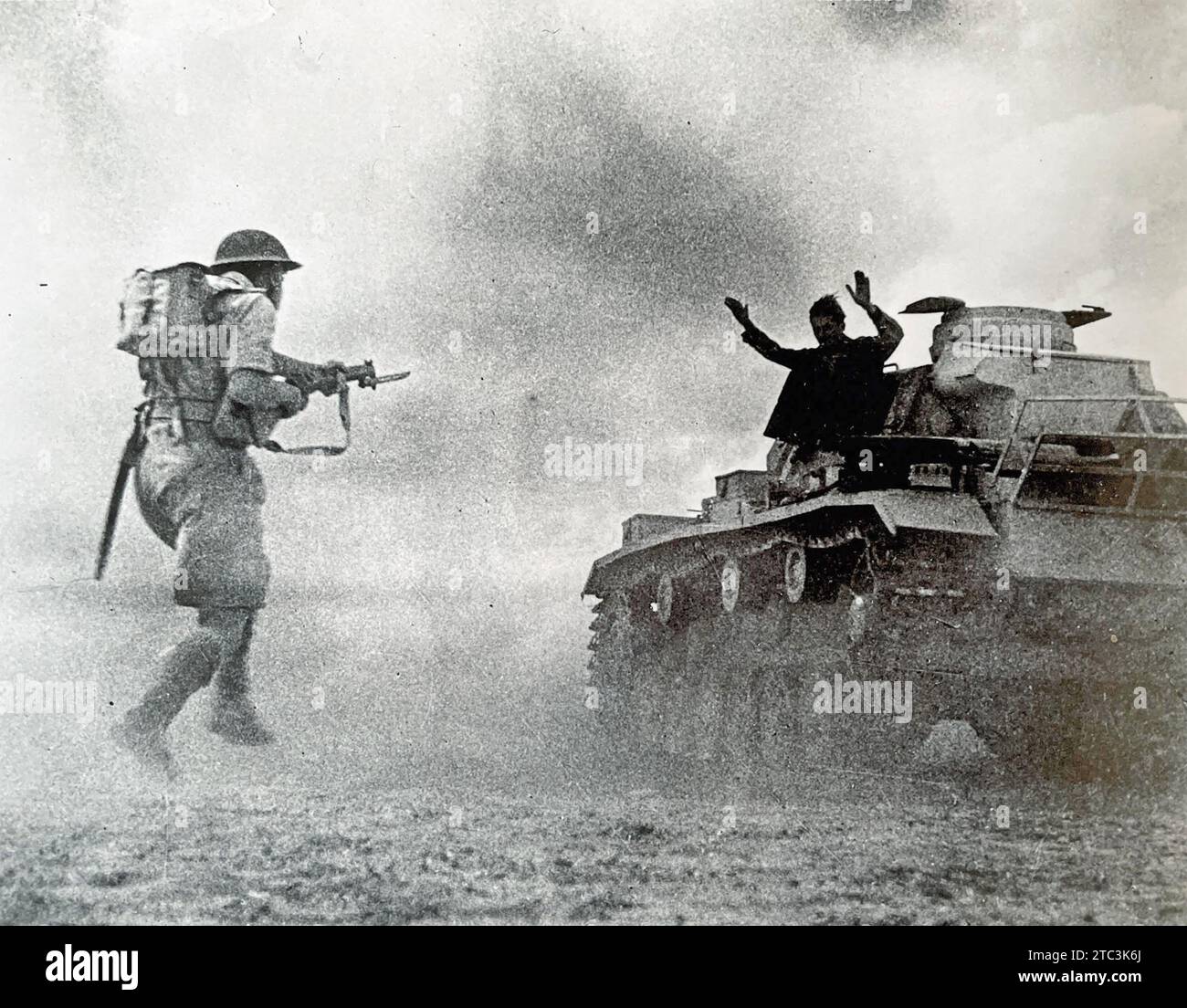 NORDAFRIKA-FELDZUG Ein Soldat der 51. Highland-Division übernimmt die Kapitulation eines italienischen Panzers während der Schlacht von El Alamein im Oktober 1942 Stockfoto