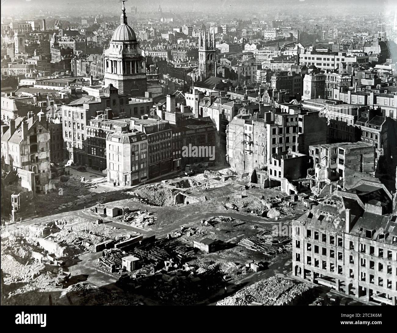BOMBENSCHADEN IN LONDON JANUAR 1941. Blick in den Nordwesten von der St. Paul's Cathedral mit Old Bailey oben links Stockfoto