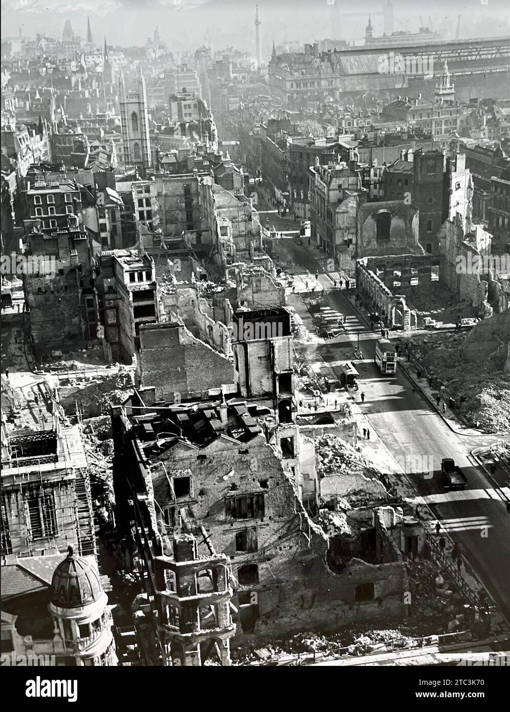 BOMBENSCHADEN IN LONDON JANUAR 1941. Blick nach Osten von St. Paul's Cathedral Stockfoto